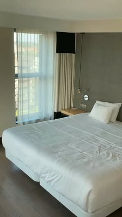 這個景色讓我只想待到下午。

房間很安靜，只有樓下傳來的車流聲。我脫下旅行服，換上了包裡還摺著的白色洋裝，然後躺到床上，邊看我從機場帶來的雜誌。我的頭髮因為飛機的影響還很亂，但我現在一點都不在乎。從這麼高的地方看巴塞隆納，顯得好柔和，我想我會點客房服務，而不是出門走走。

看到這個景色，你第一時間會做什麼呢？