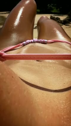 沒有什麼比這樣醒來，直接前往空曠的海灘更棒了。

我在峇里島已經幾週了，像這樣的早晨已經成了我最喜歡的儀式。只要帶上毛巾、點水，讓太陽盡情發光，讓海浪拍打著。沙子總會到各處，但我已經不在意了。這是一種讓我一整天感覺更輕盈的悠閒開端。

你最喜歡用什麼方式度過海灘的早晨呢？