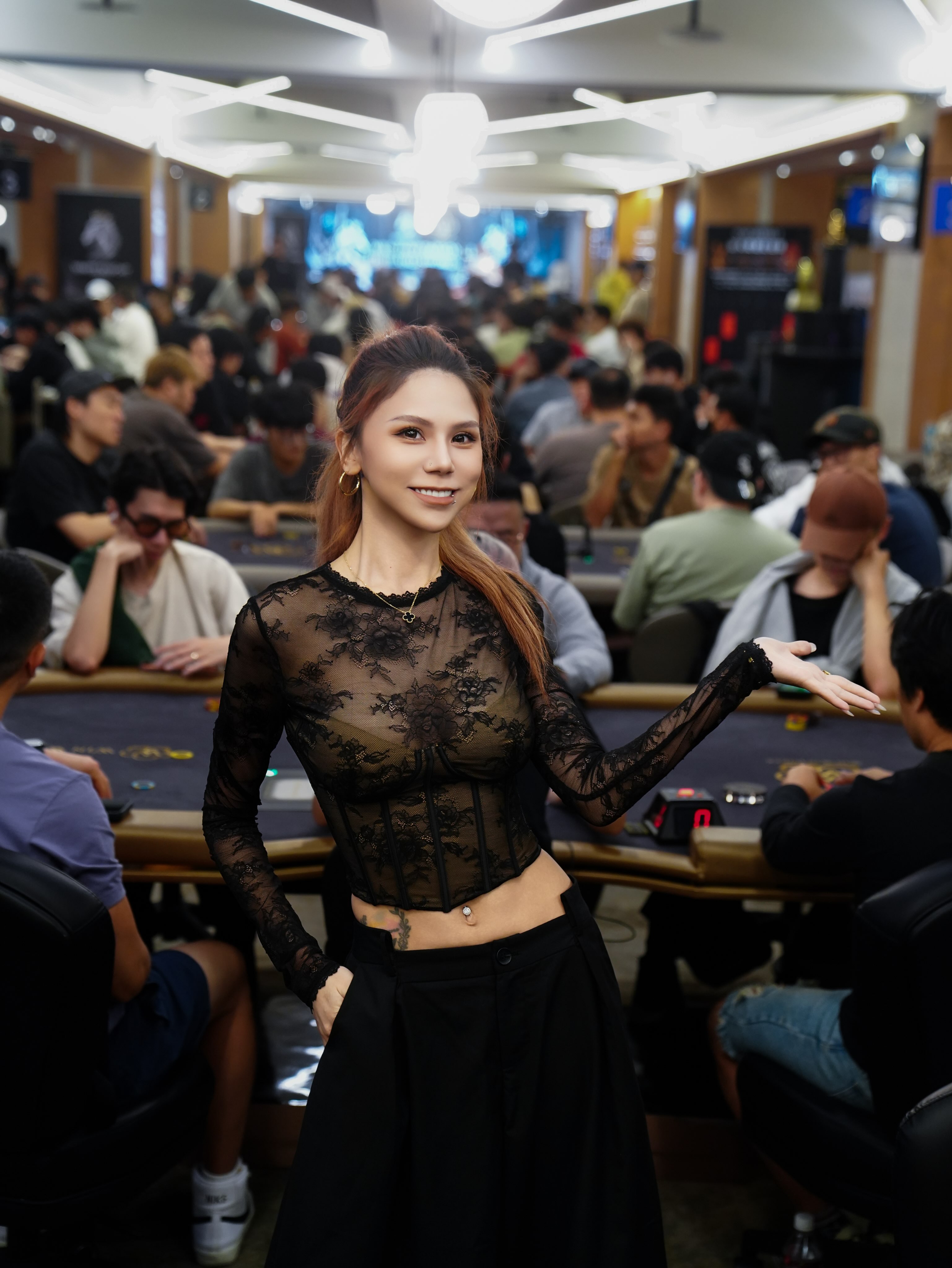 浴火之後，不是終點，而是重新展翅的開始。🔥

如果說 Win Win Poker Series 4 是我們經歷的一場考驗，那麼 Series 5，就是我們學習如何從挫折中重新站起來的過程。

上一屆系列賽，我們經歷了未能達成保底的巨大挫折。

那段時間，對整個團隊而言並不容易。

我們曾經失落、曾經承受壓力，也不得不正視自己在賽事規劃、內部管理與執行細節上的不足。

但我們始終相信，真正重要的，不是一個團隊從來不曾跌倒，而是跌倒之後，還有沒有勇氣面對問題，重新站起來。

就像浴火的鳳凰。

所謂重生，並不是忘記曾經歷過的傷痕，而是帶著那些經驗與教訓，重新長出飛翔的力量。

我們沒有選擇停下腳步。

而是重新檢視內部團隊的運作、加強人員培訓、調整賽事規劃，試著把每一次的失誤，都變成下一次進步的養分。

我們很清楚，這些改變不可能一夕之間完成，也不代表我們已經做得足夠好。

但至少，我們正在努力讓每一步，都比過去更加踏實。

而這一次，歷時 18 天的 Win Win Poker Series 5，終於迎來了值得我們珍惜的成果。

🏆 Mini Main Event｜累計 1,403 人次買入

🏆 Main Event｜累計 3,141 人次買入

這些數字，對曾經歷過 S4 挫折的我們而言，有著格外深刻的意義。

但比起成績本身，更讓我們感動的是，依然有這麼多玩家願意走進 Win Win Poker，給予我們再次證明自己的機會。

這一次的 Series 5，也讓我們跨出了更加國際化的一步。

除了與日本、韓國的夥伴攜手合作，我們也很榮幸能與來自泰國的新賽事品牌 White Knight 展開合作。

透過不同國家夥伴的支持與交流，本屆賽事吸引了超過百位海外玩家來到台灣，參與 Win Win Poker Series 5。

看著來自世界各地的選手齊聚在同一個賽場，與始終支持著我們的台灣玩家一起競技、交流，那個畫面，真的讓我非常感動。

因為我知道，這一切都不是理所當然。

身為 Win Win Poker 協會的一份子，真正參與協會的經營之後，我才深刻體會到，要經營好一家德州撲克協會，遠比想像中更加不容易。

從賽事規劃、國際合作、現場執行，到每一個看似微不足道的細節，背後都是無數工作夥伴不斷磨合、學習與調整的過程。

而我們也始終提醒自己，無論成績如何，都不要忘記保持謙遜。

因為每一次看似成功的背後，都有著玩家的信任、理解與包容。

那些還不夠完善的地方，我們沒有忘記；那些曾經收到的建議與批評，我們也都放在心上。

我們不會因為這一次的成績，就認為自己已經足夠優秀。

相反地，這份成績讓我們更加明白，當越來越多玩家願意相信 Win Win Poker，我們所肩負的責任，也就越來越大。

鳳凰之所以能夠重生，不是因為火焰從未傷害過牠，而是因為牠選擇從灰燼中，再一次展開翅膀。

S4 的挫折，我們不會忘記。

S5 的成績，我們會心懷感激。

而未來的每一場賽事，我們依然會帶著同樣謙遜的心，繼續學習、繼續改進。

謝謝來自世界各地的玩家，謝謝台灣一路支持我們的朋友，謝謝日本、韓國及泰國的合作夥伴，也謝謝所有在幕後默默付出的工作人員。

更謝謝每一位，即使曾經看見我們不夠完美，仍然願意給 Win Win Poker 成長機會的人。

這份成績，不屬於任何一個人。

而是屬於每一位參與其中、相信我們，並陪伴我們走到今天的人。

我們不敢說自己已經飛得多高，但至少，經歷過風雨與烈火之後，我們正在學習如何飛得更穩、更遠。

成績值得開心，但比成績更重要的，始終是我們有沒有成為一家更值得玩家信任的協會。

這是我們從未忘記，也不會忘記的初衷。

Thank you for being part of Win Win Poker Series 5. ❤️

浴火不是為了證明自己有多強大，而是為了提醒自己，無論經歷多少挫折，都不要失去重新出發的勇氣。

下一站，我們繼續努力。

Win Win Poker，我們下一站見！🪽