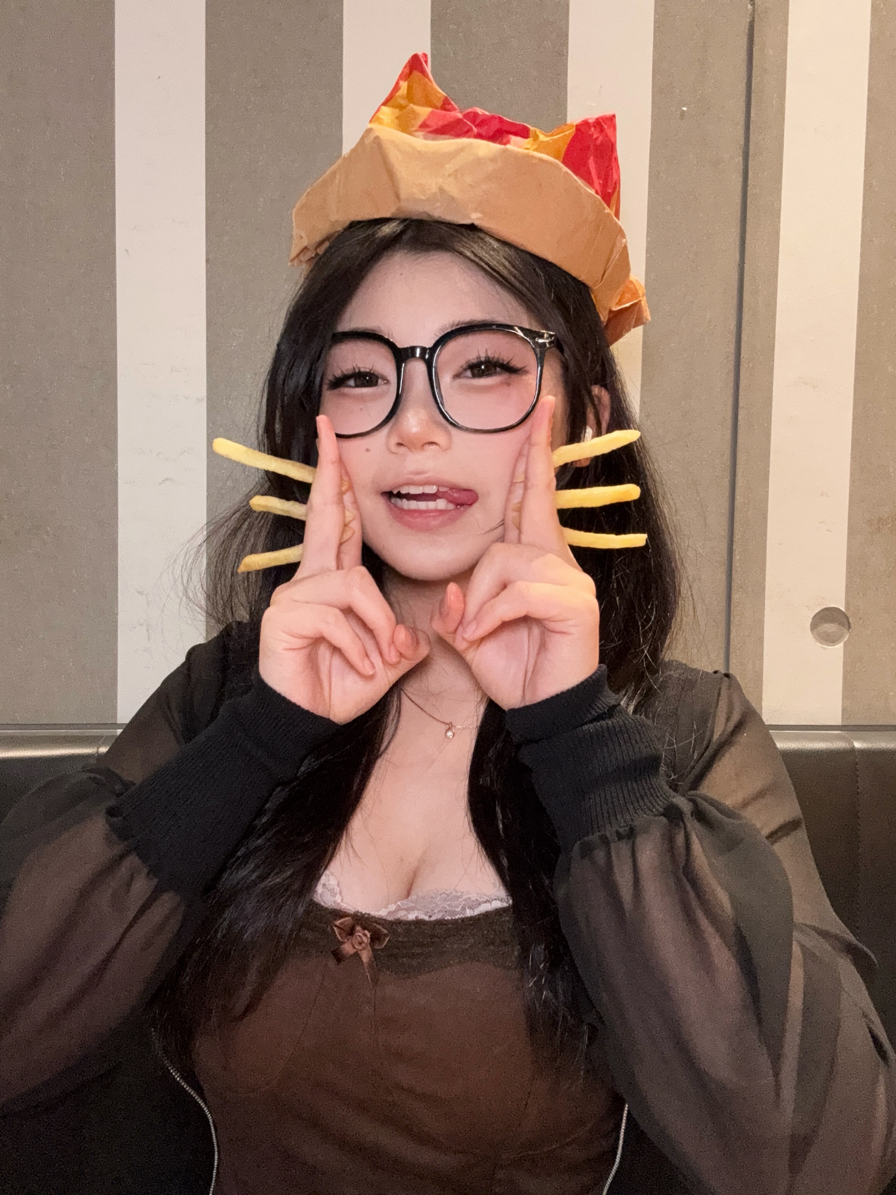 麥當勞貓！
在外面拍這些照片好尷尬哈哈，旁邊有很多人還很困惑我在幹嘛🫣希望照片拍得很可愛！